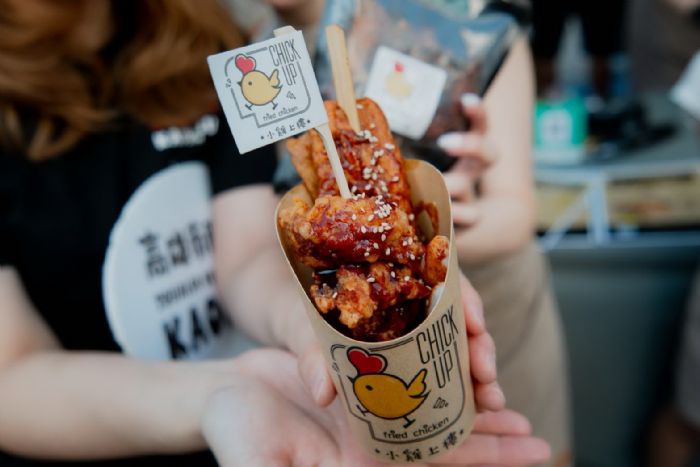 高雄鹹酥雞嘉年華兩日吸客逾12萬，百貨、商圈業績成長近五成 「統香鹹酥雞」勇奪最佳人氣王